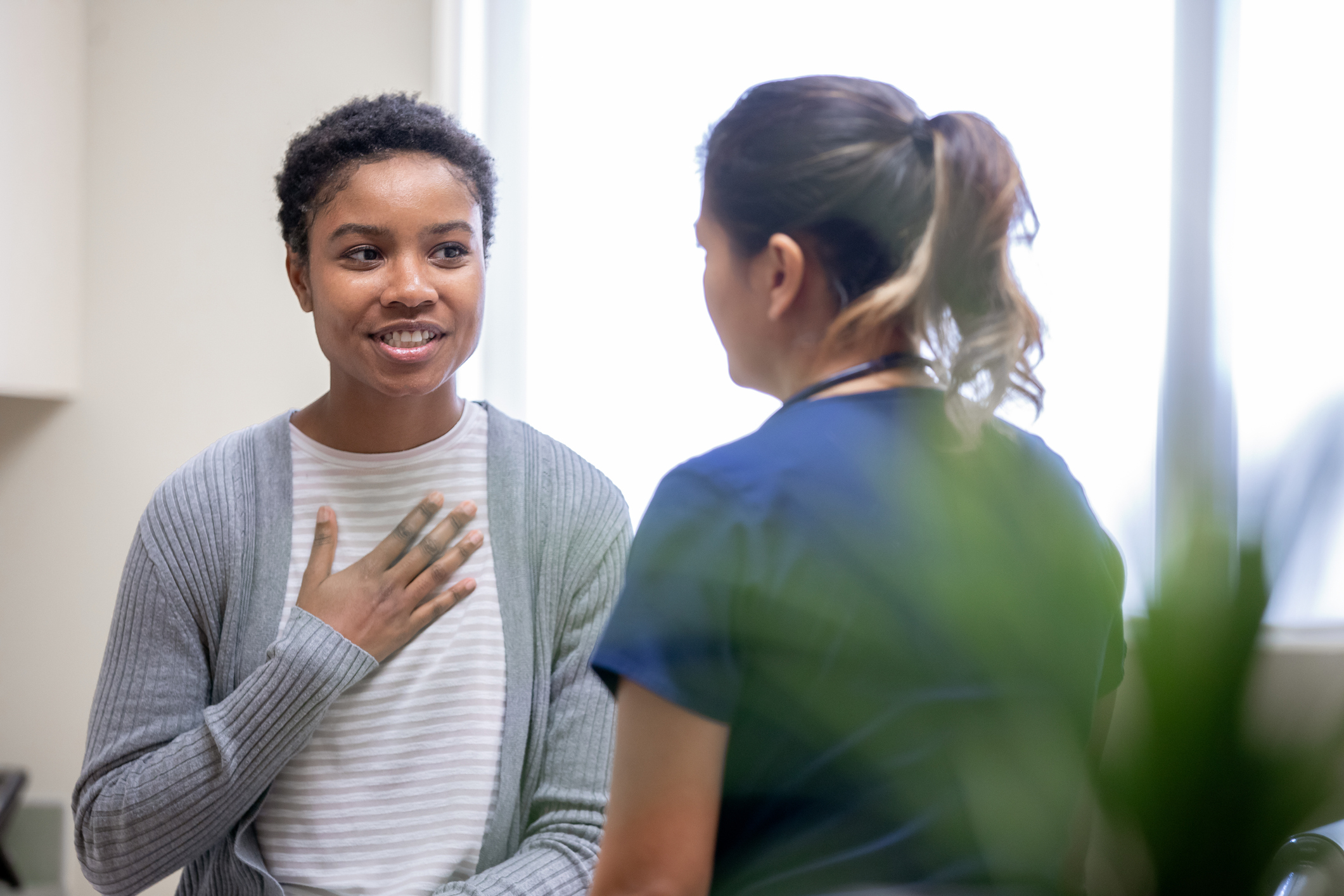 travel-nurse-talking-to-black-woman-patient