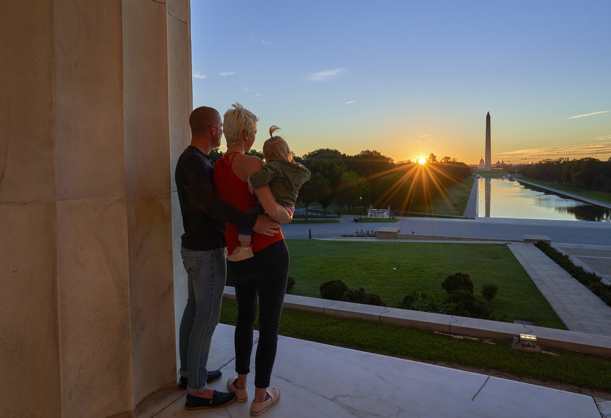 family-watching-the-sunrise-over-national-mall