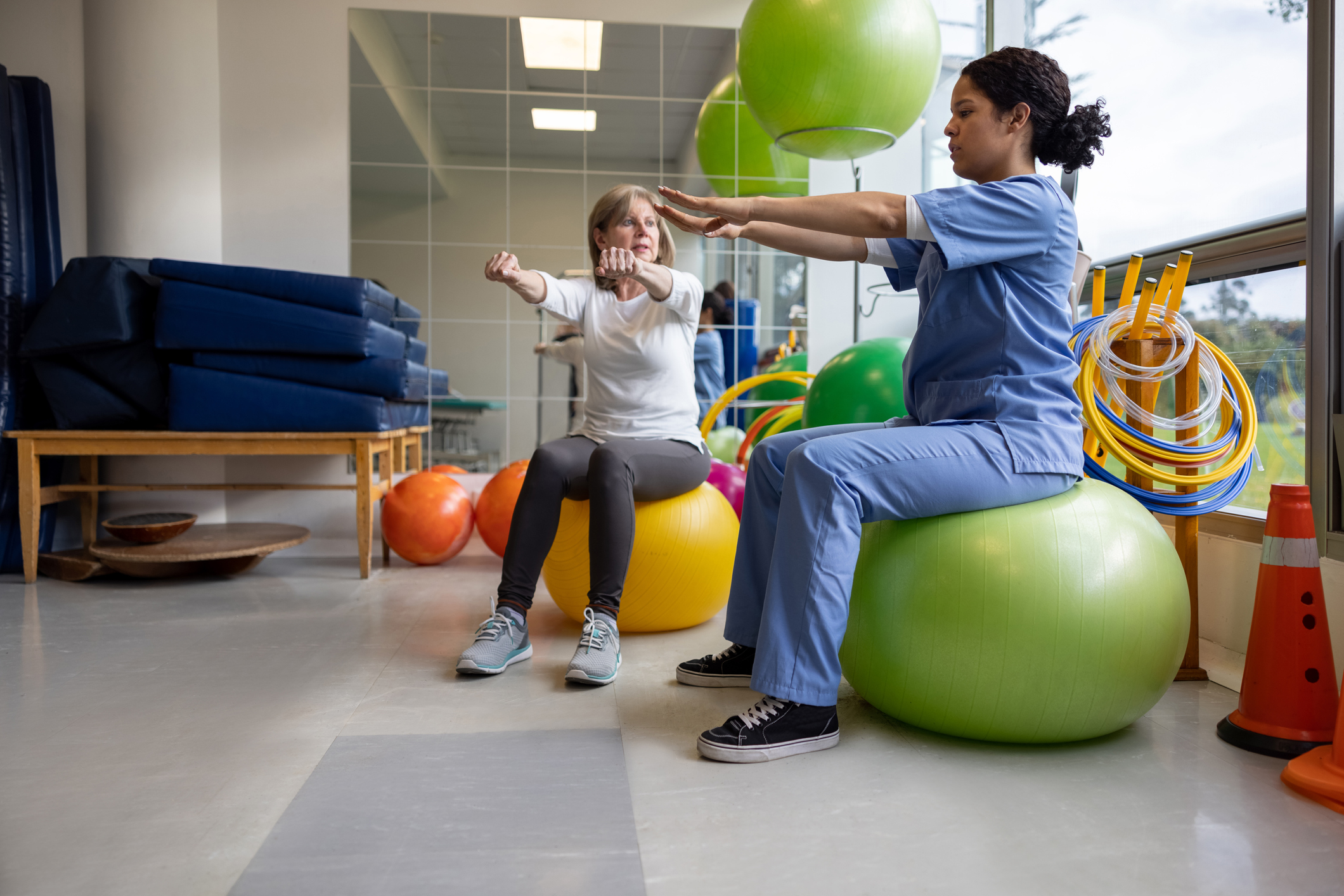 travel-pt-working-with-patient-balance-on-inflatable-exercise-balls