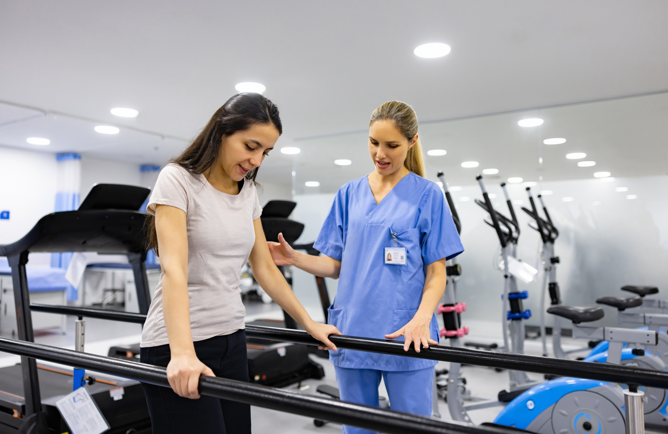travel-pt-working-with-patient-on-treadmill