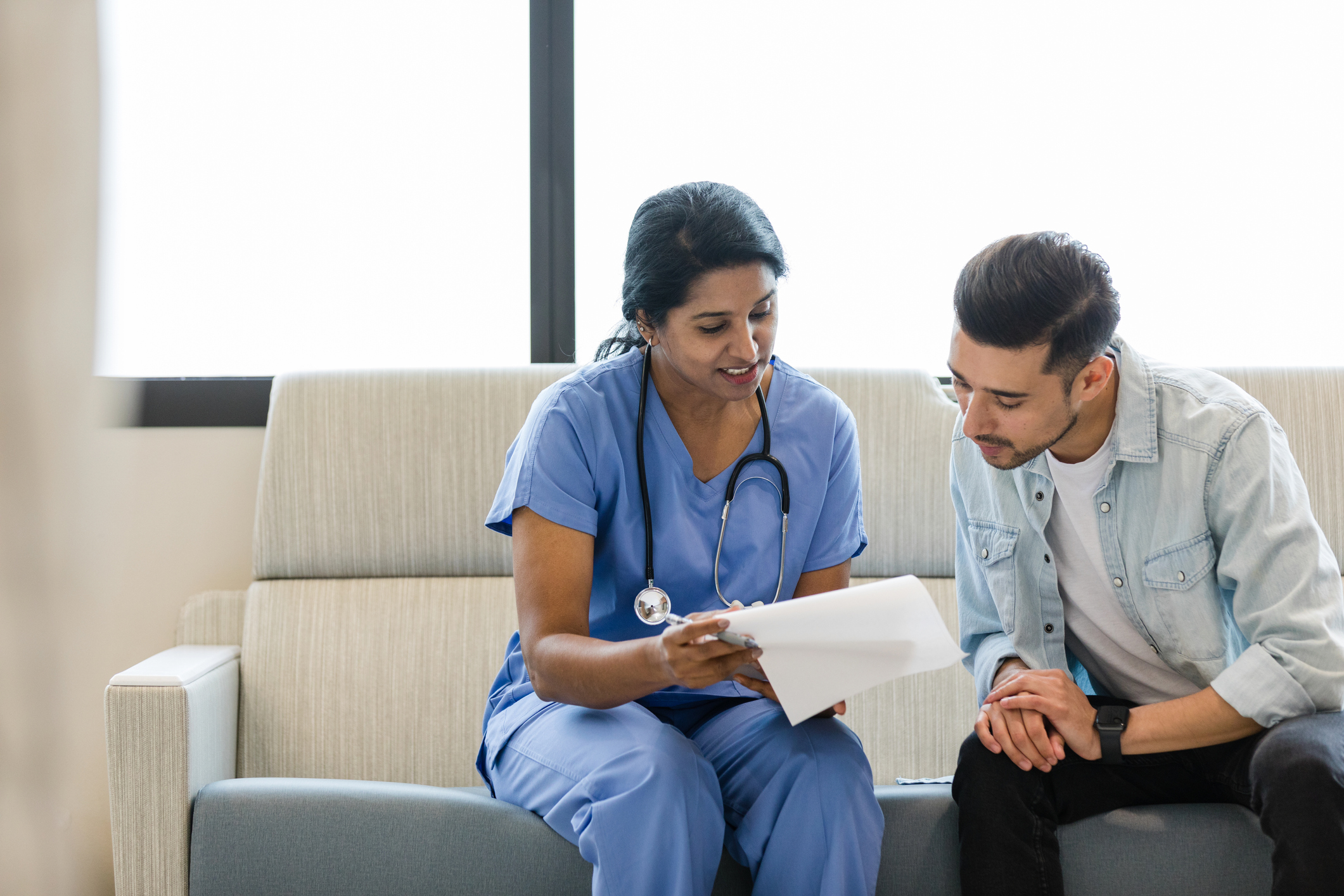 travel-nurse-talking-to-patient