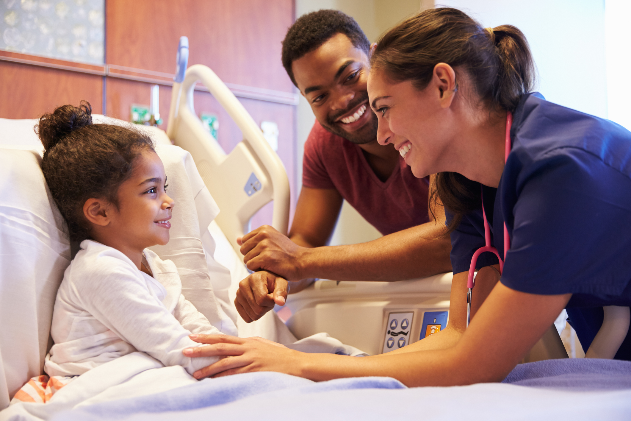 pacu-nurses-talking-to-little-girl-patient